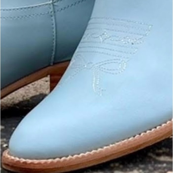 GORGEOUS NWT Mi.iM light blue cowboy boots w/ heart & bow detail - Picture 2 of 2